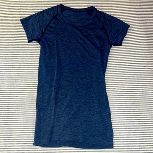 LULU LEMON SIZE 4 BLUE SHORT SLEEVE ATHLETIC SHIRT
